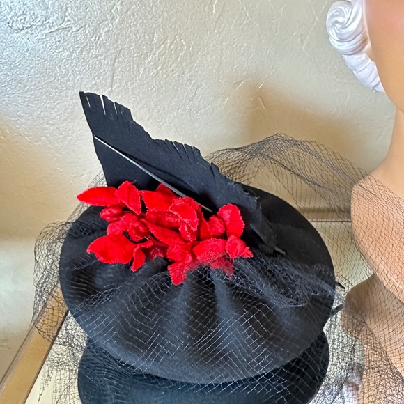 DAZZLING 1940s\' BLACK FELT TILT HAT - FELT \